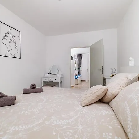 Apartment Aqua Near The Sea