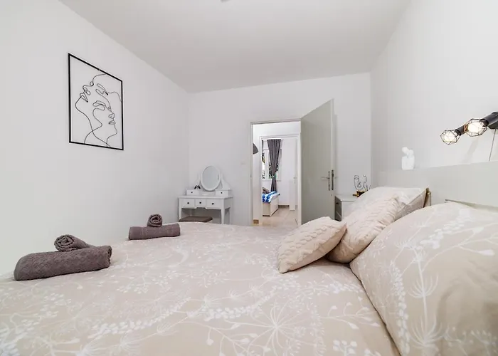 Apartment Aqua Near The Sea
